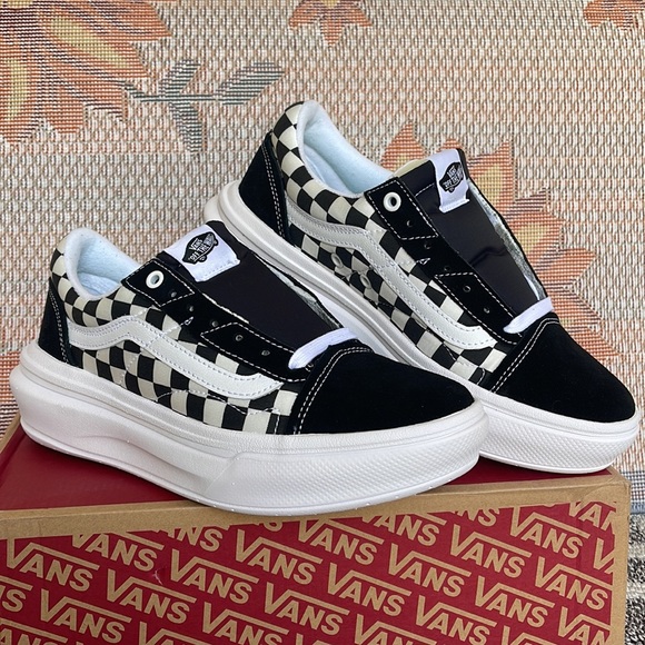 Vans Men’s Old Skool Over
Checkerboard Black/Checker
VN0A7Q5E95Y
Sneakers - Picture 14 of 16